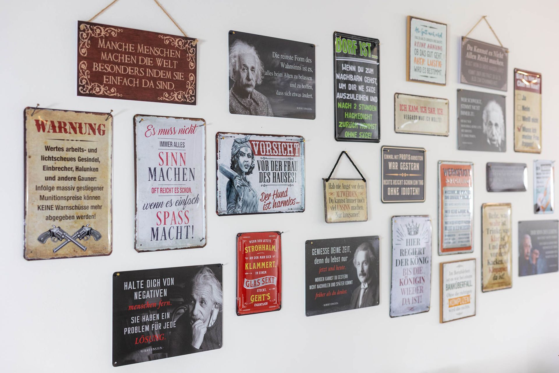 Eine Wand mit vielen Schildern, darunter eines mit der Aufschrift „Warnung“