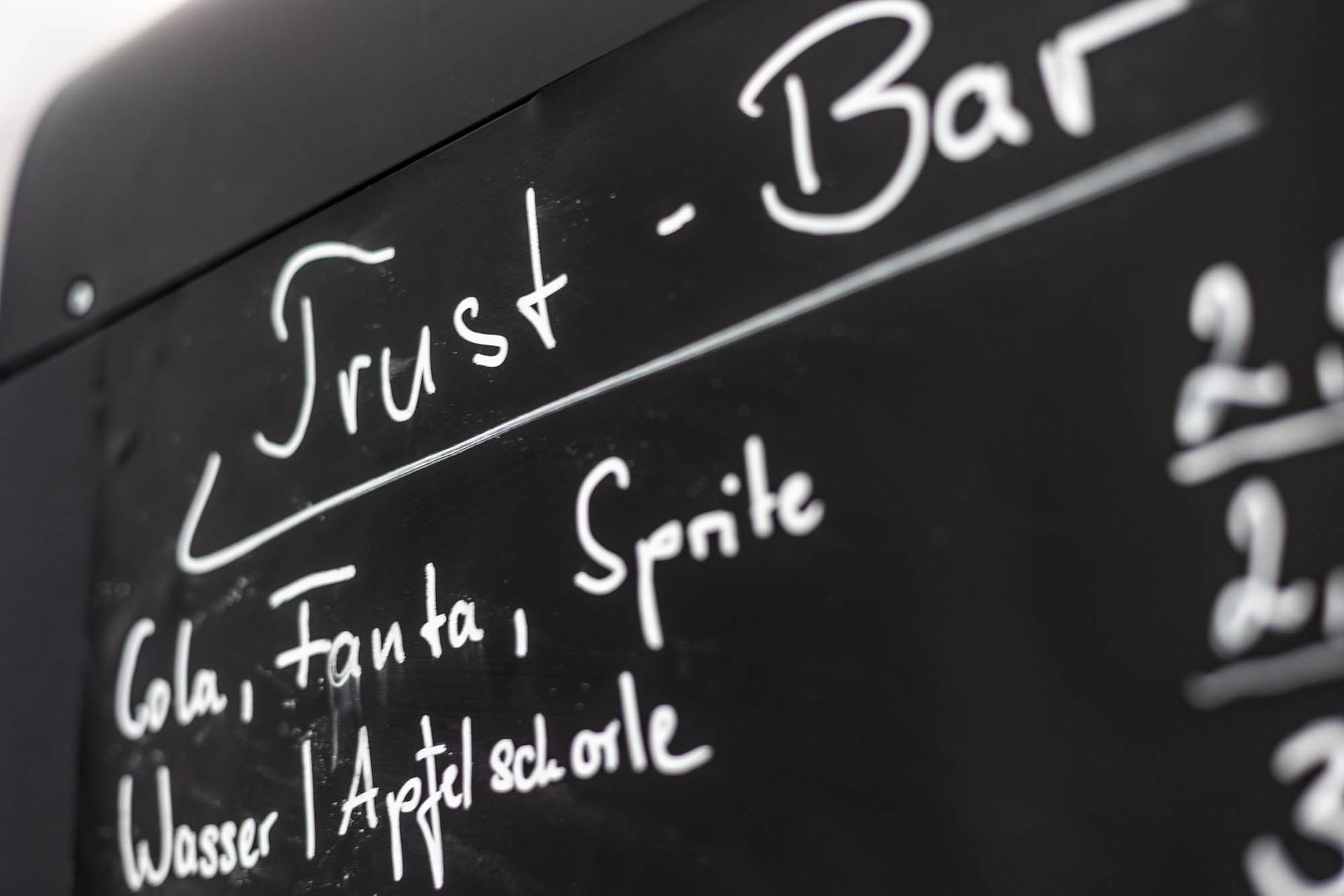 Eine Tafel mit der Aufschrift „Trust Bar“