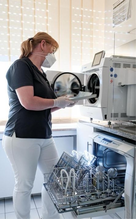 Zahnärztin Teresa Borek während einer Behandlung mit einer Patientin