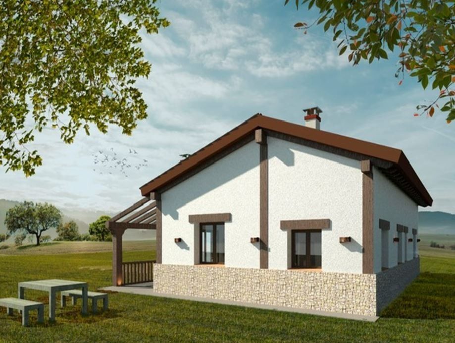 Casa de campo con paredes de estuco blanco, molduras marrones, base de piedra y porche de madera.