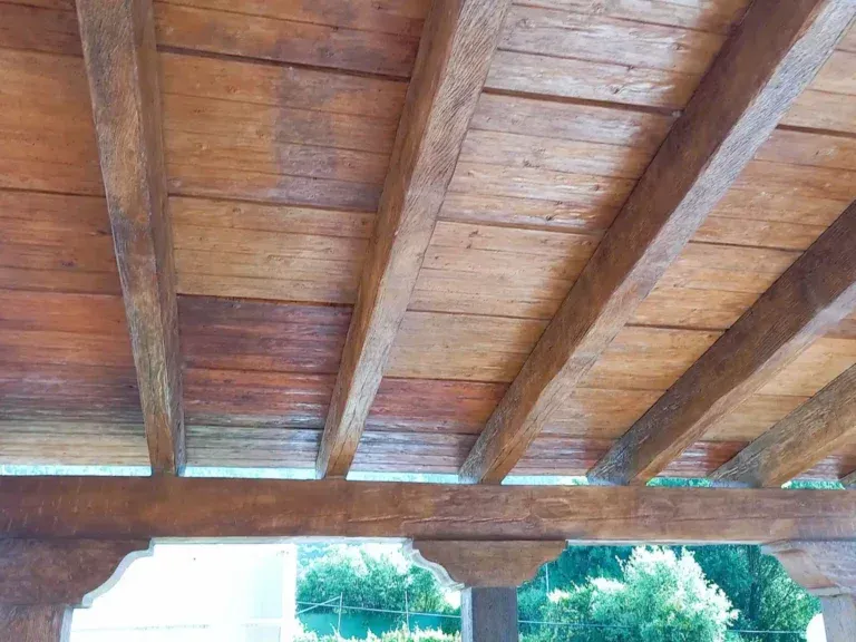 Una imagen de marcador de posición con una forma similar a un paisaje gris claro y un círculo en la parte superior.