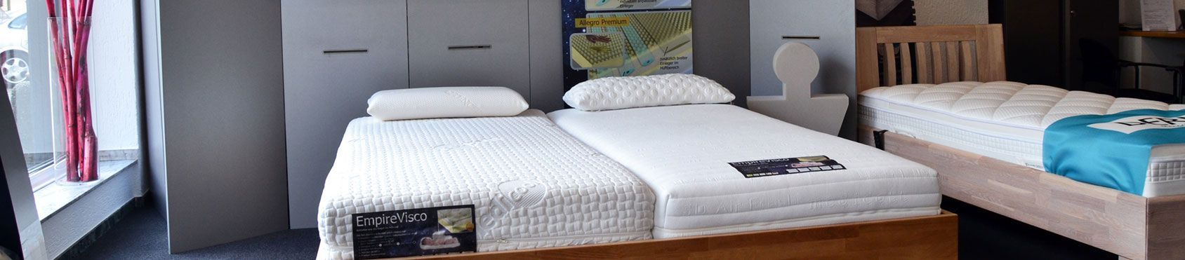 In einem Zimmer stehen zwei Betten nebeneinander.