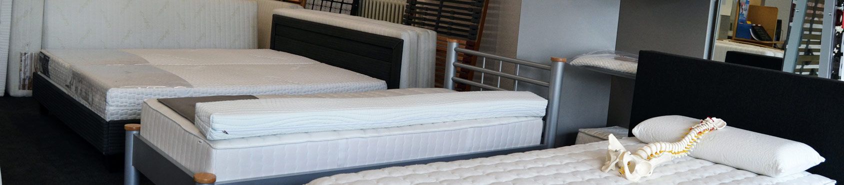 In einem Zimmer stehen zwei Betten nebeneinander.