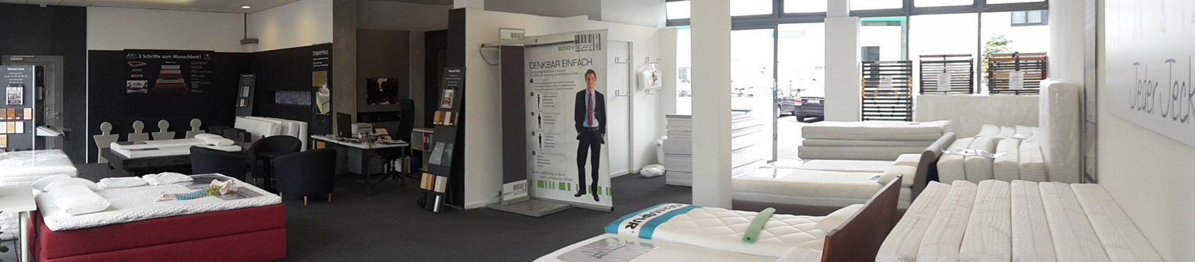 Ein Mann steht in einem Raum mit vielen Möbeln.