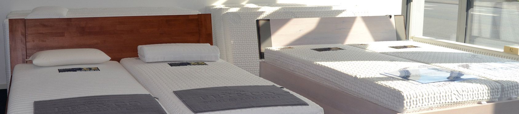 Ein Schlafzimmer mit zwei Betten und einem Fenster.