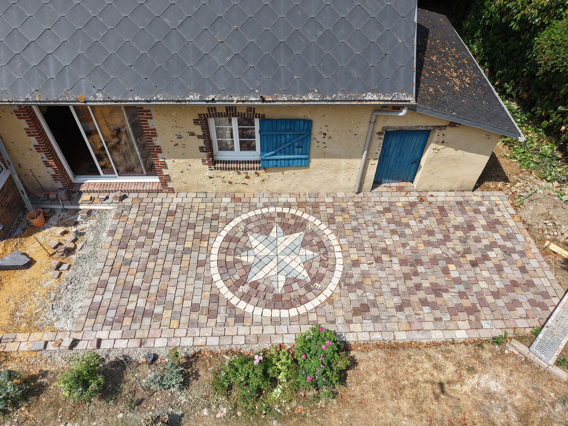 Structure de plafond radiale en bois avec des poutres convergeant autour d'une ouverture circulaire centrale