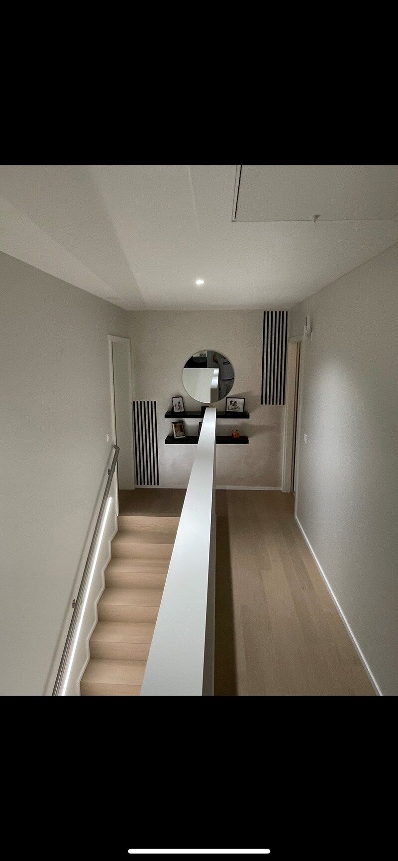 Corridoio con scale e specchio