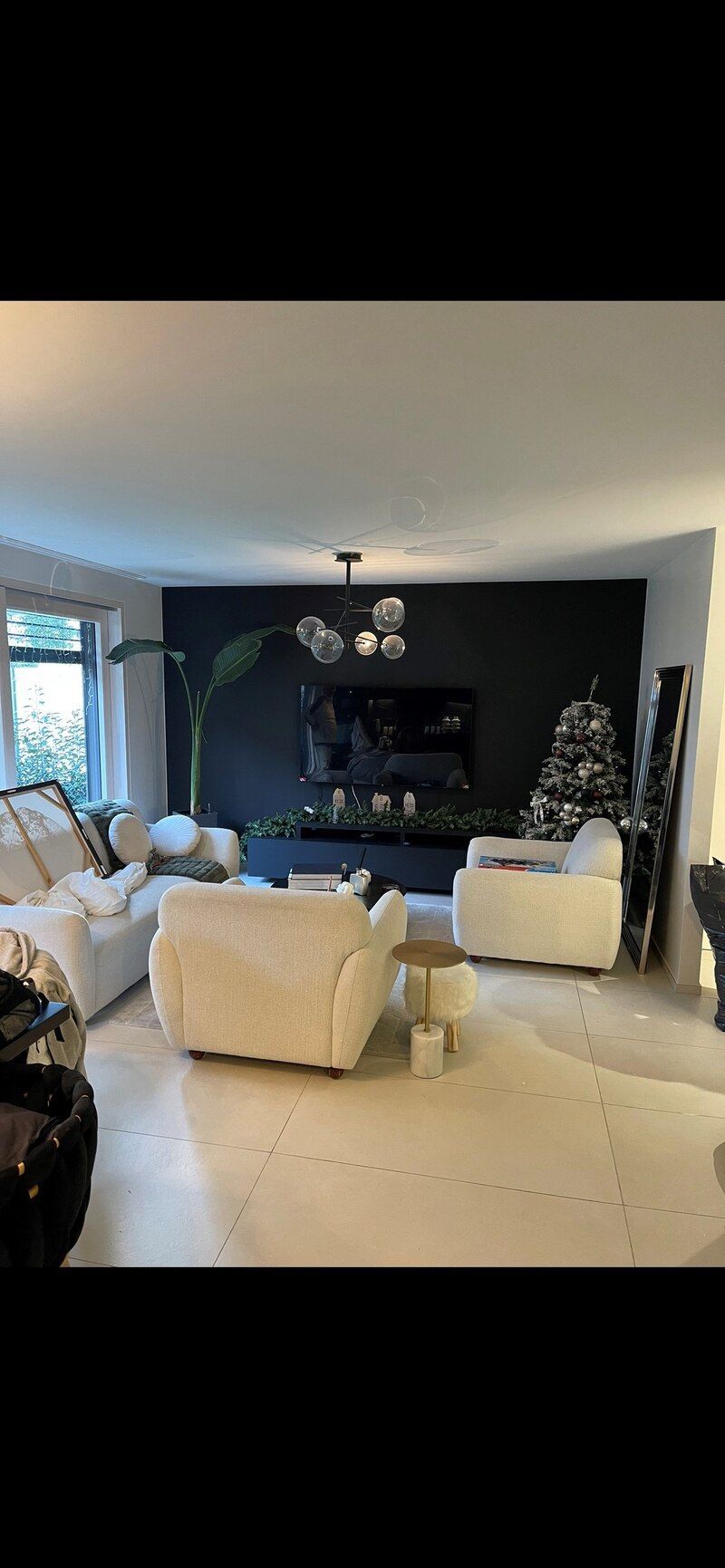 Soggiorno con poltrone e tv