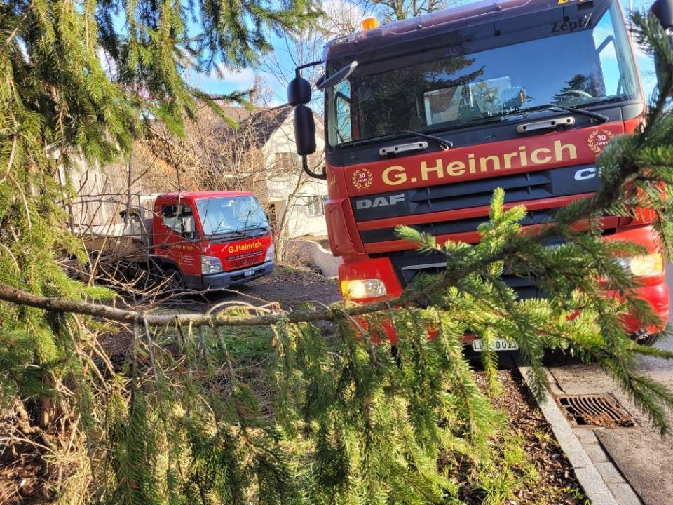 Zwei Lastwagen vom Heinrich Gerhard & Cyril Baggerbetrieb