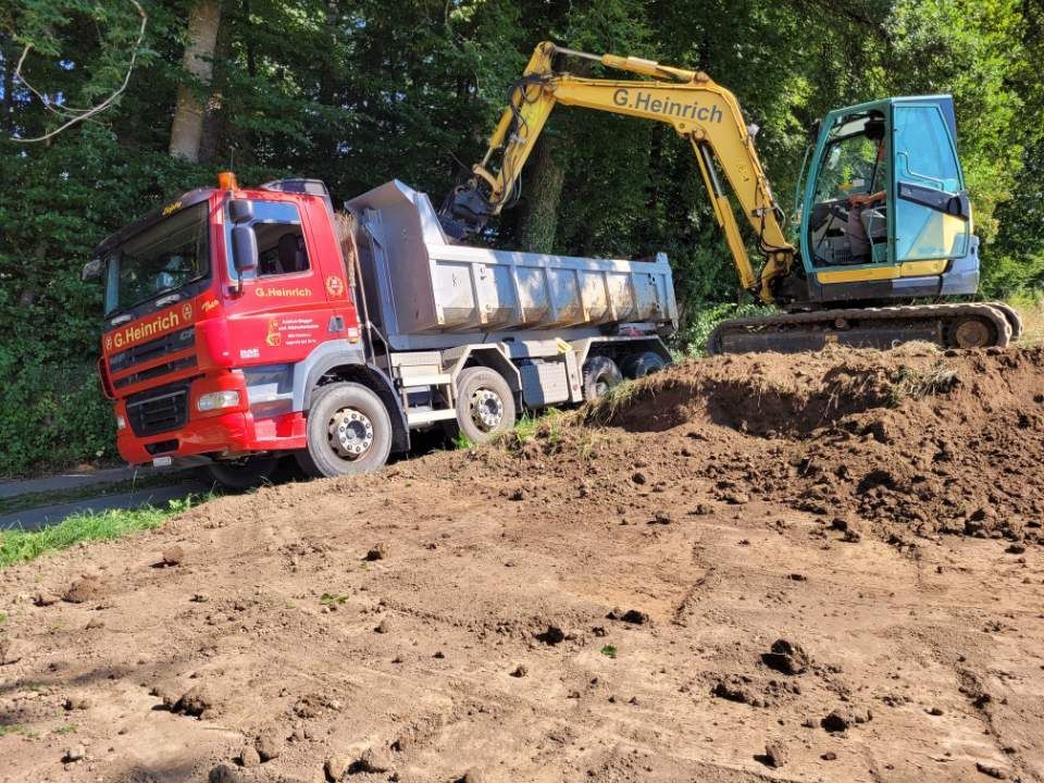 Lastwagen und Bagger vom Heinrich Gerhard & Cyril Baggerbetrieb