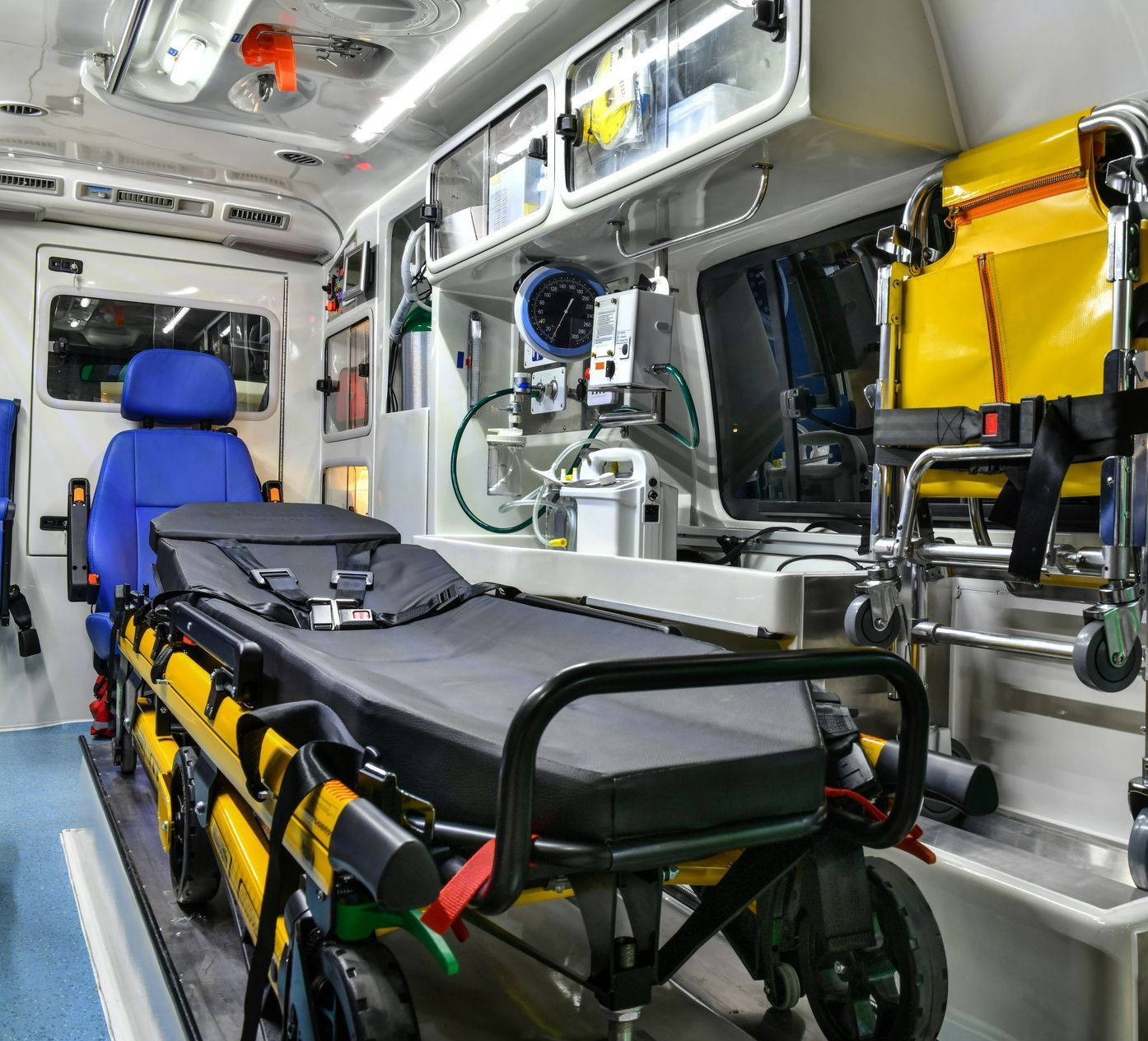 Intérieur d'une ambulance : brancard noir