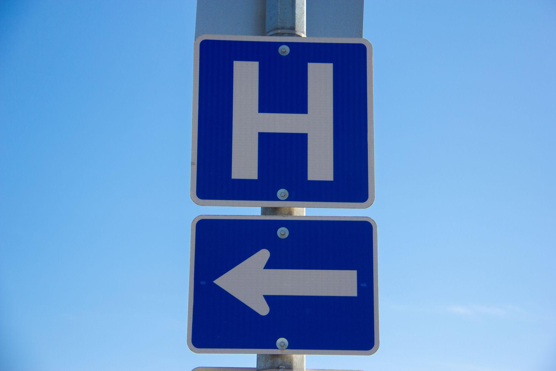 Panneaux indiquant un hôpital