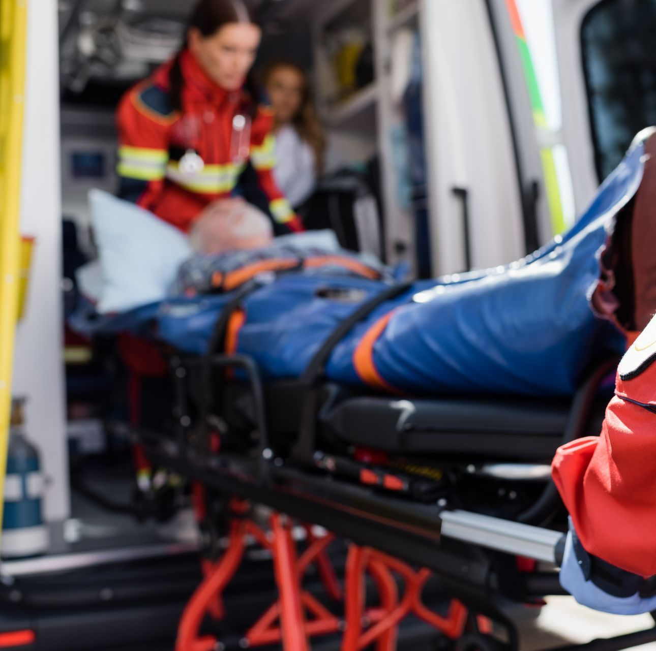 Malade dans un brancard ambulancier