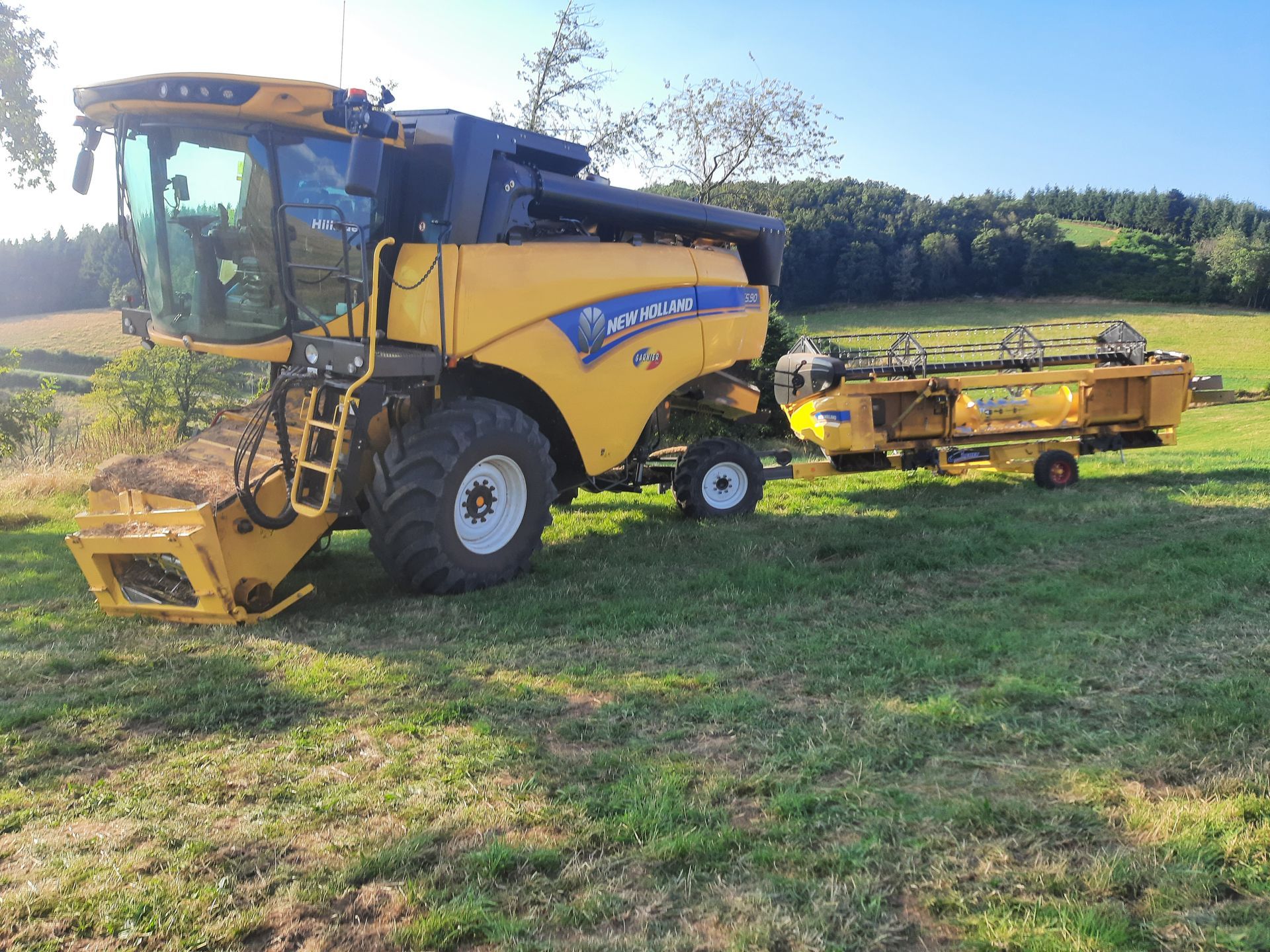 Travaux agricoles de moissons sur de l'herbe verte