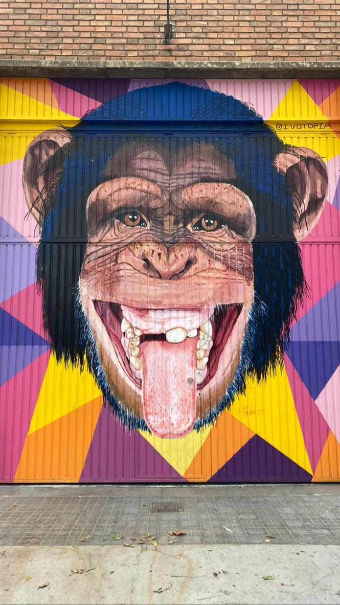 Una pintura colorida de un chimpancé con la lengua afuera.