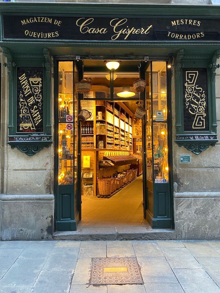 Una tienda con una puerta verde y un cartel que dice Casa Gispert.