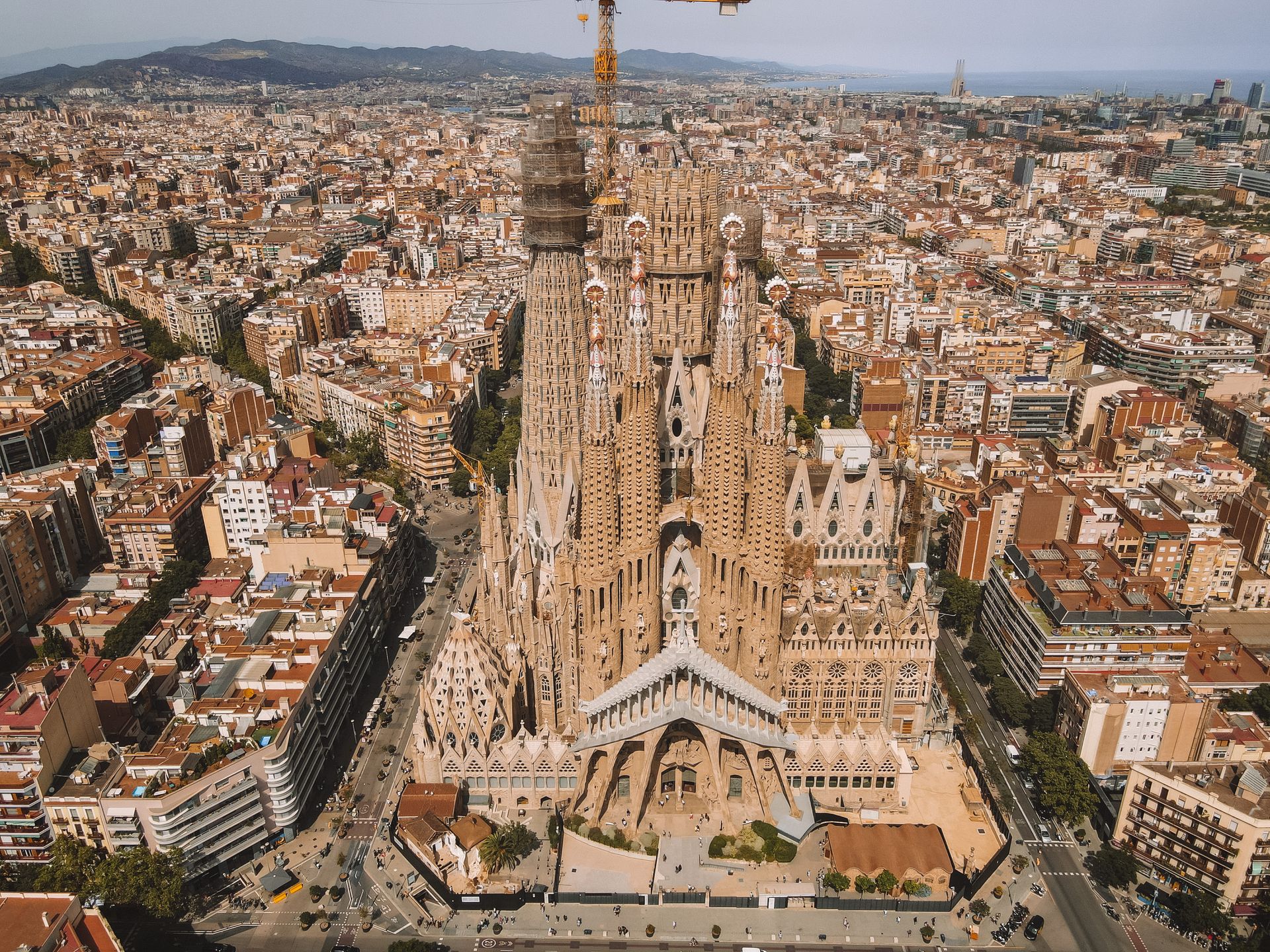 Una vista aérea de un gran edificio en el centro de una ciudad.