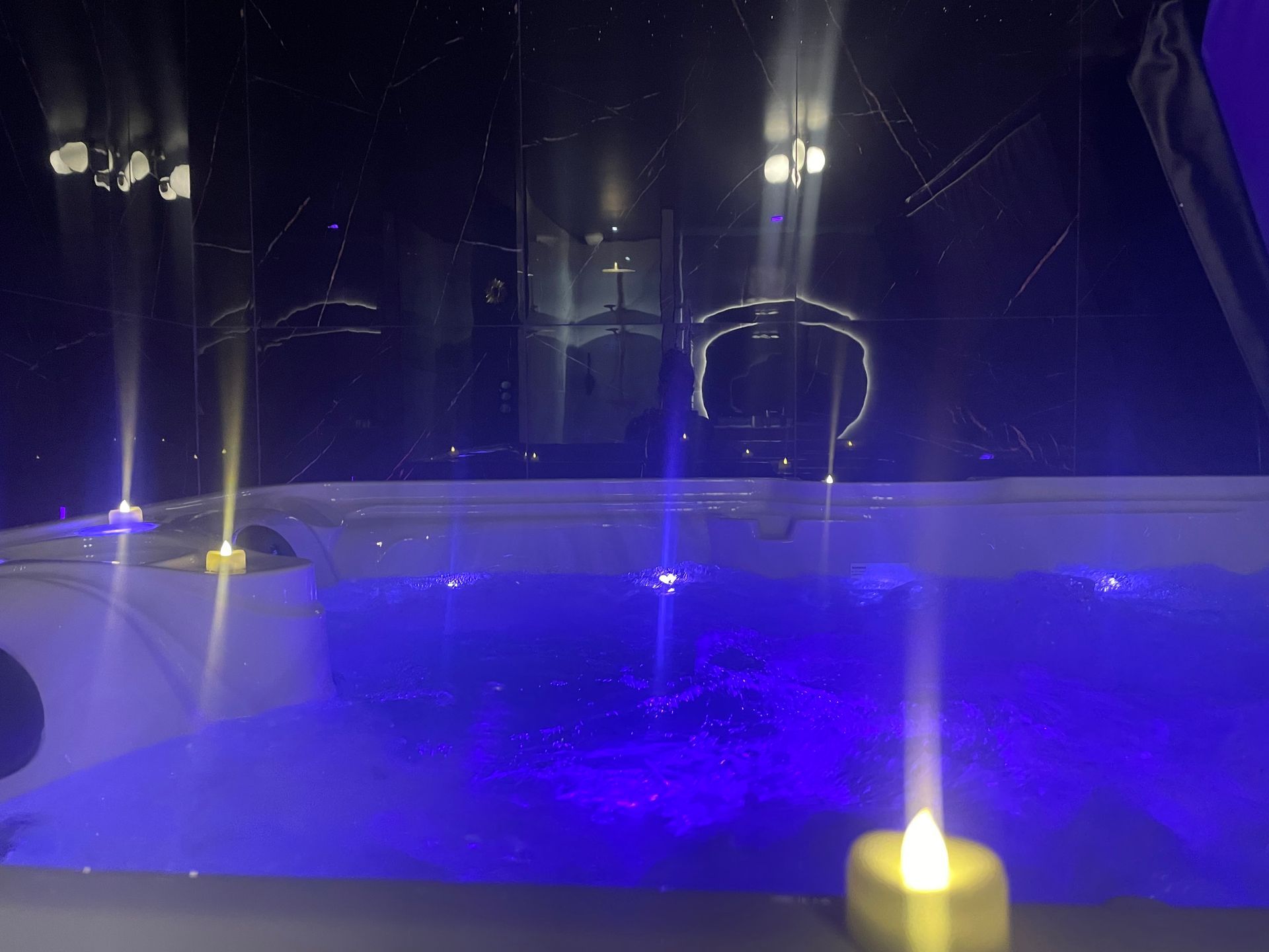 Jacuzzi privatif du gîte romantique Love Room en Normandie