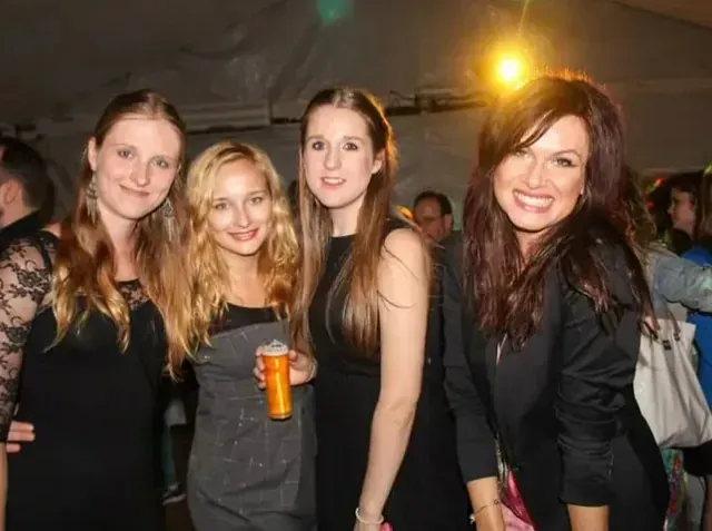 Un grupo de mujeres posan para una fotografía en una fiesta.