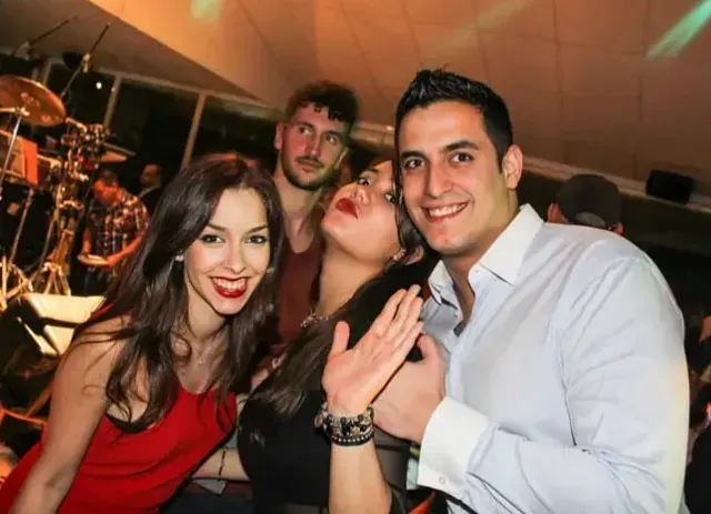Un grupo de personas posando para una foto en una fiesta.