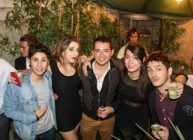 Un grupo de personas posa para una fotografía en una fiesta.