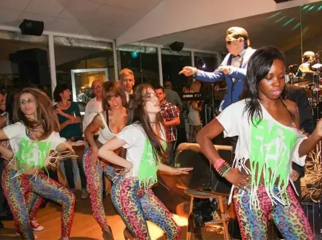 Un grupo de personas están bailando en una habitación.