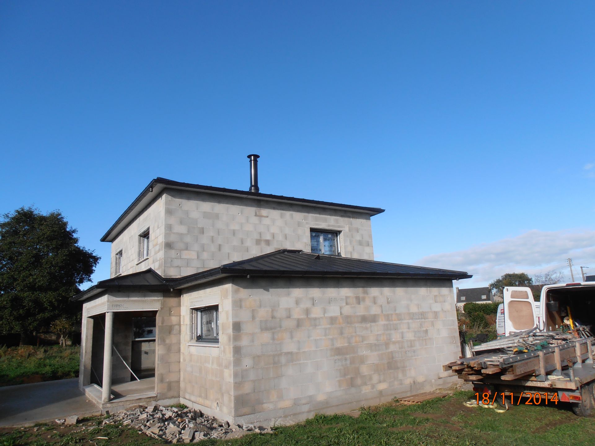Maison à deux étages en construction.