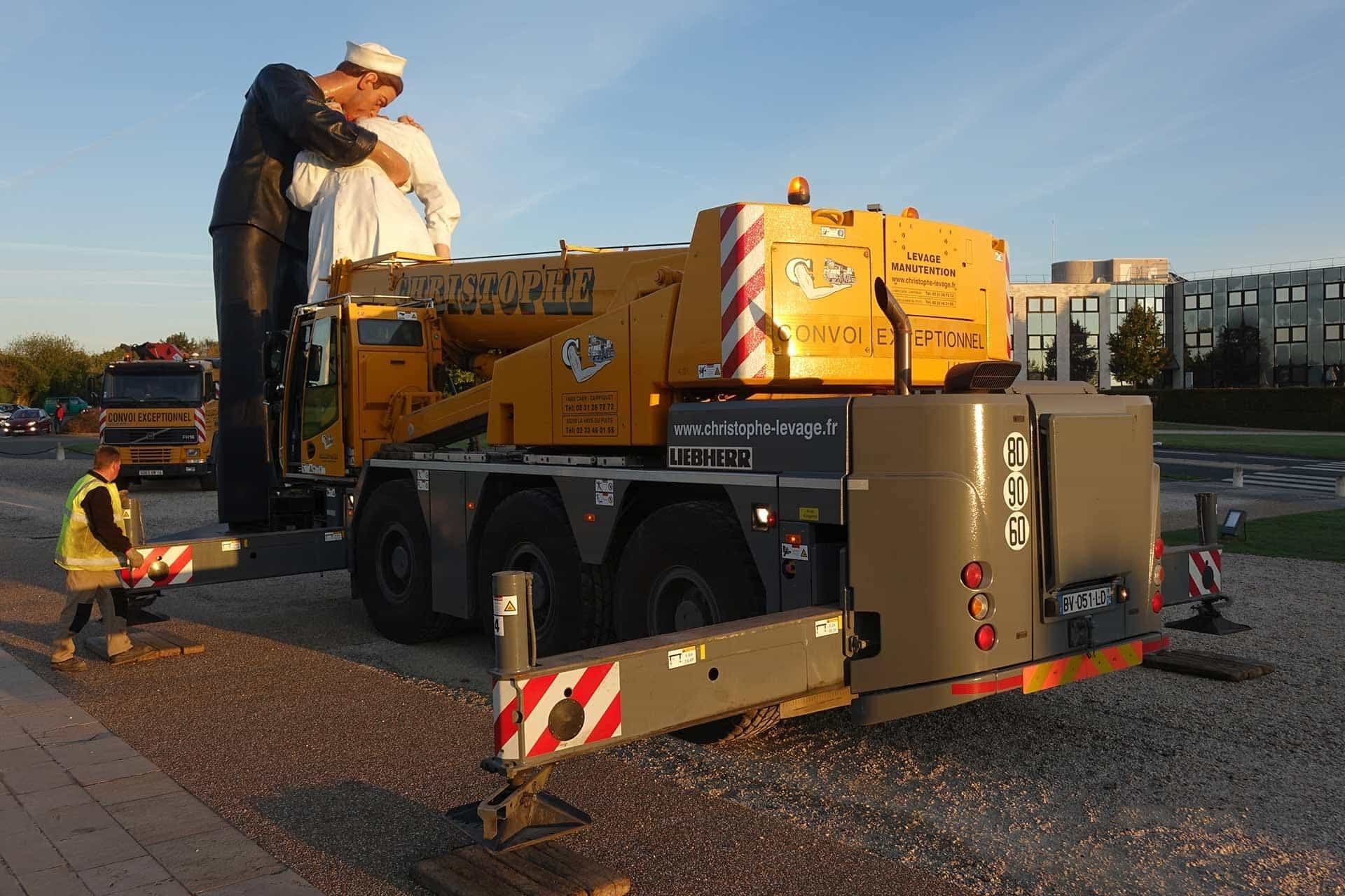 Démontage de la statue The Kiss au mémorial de Caen