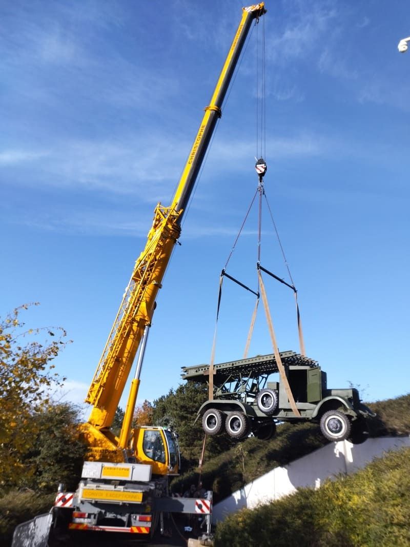 Levage du mémorial de Caen