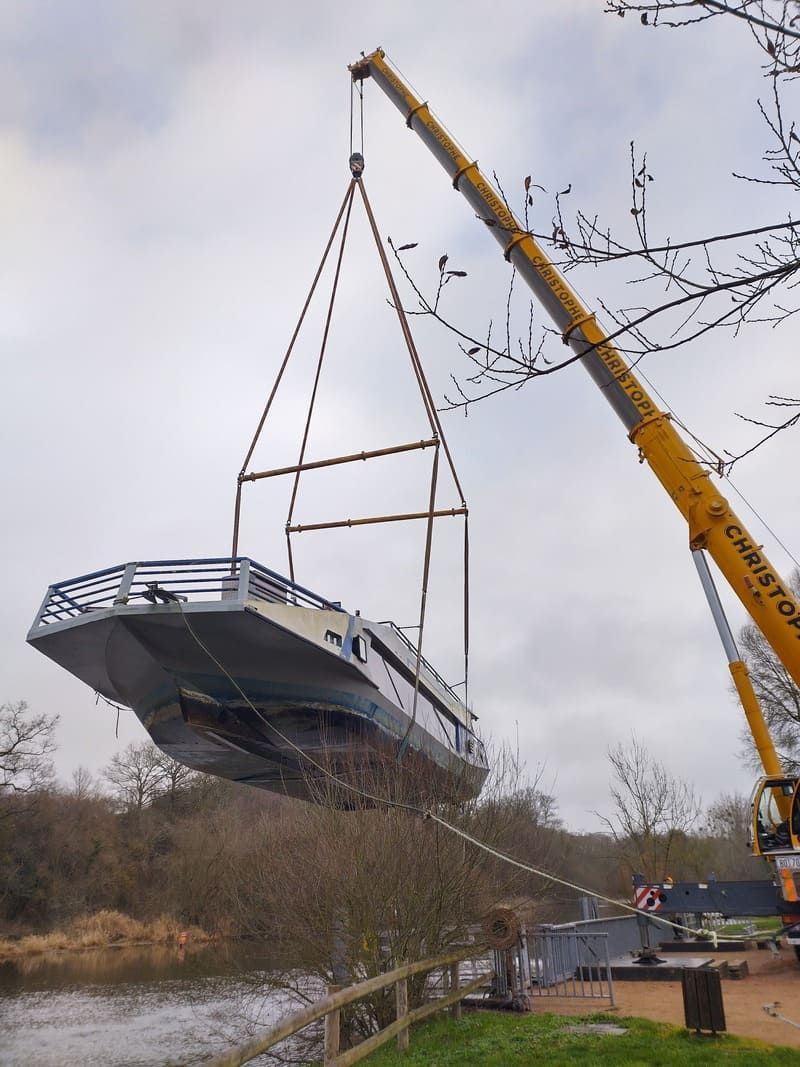 Levage d'un bateau mouche à Rabodanges