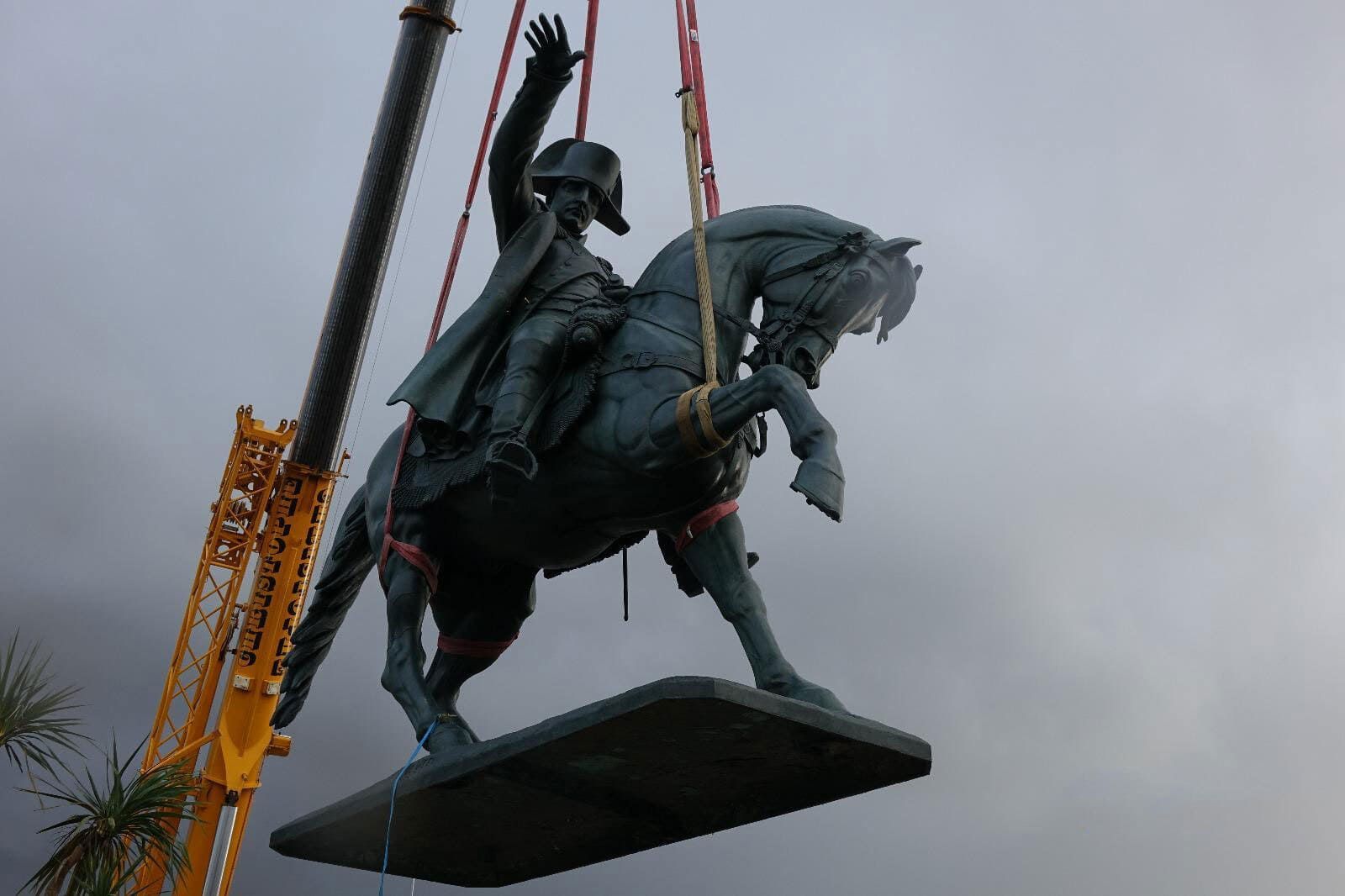 Grutage d'une statue de Napoélon 1er