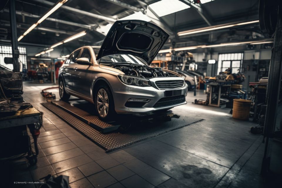 Auto in einer Werkstatt