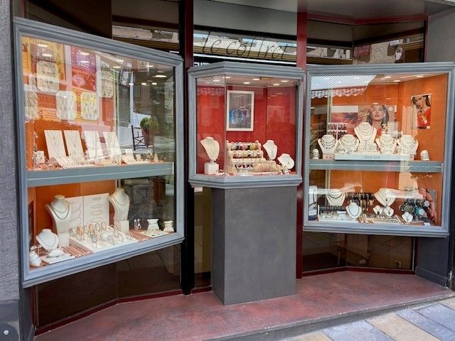 Devanture du magasin angle gauche