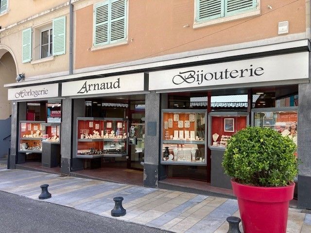 Devanture du magasin Arnaud et Fils