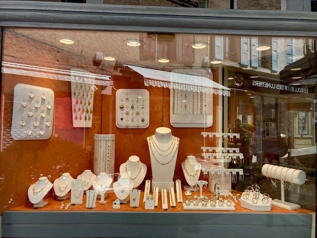 Divers colliers et bracelets