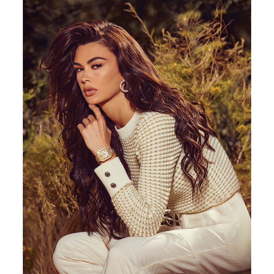 Langhaarige Frau mit Goldschmuck