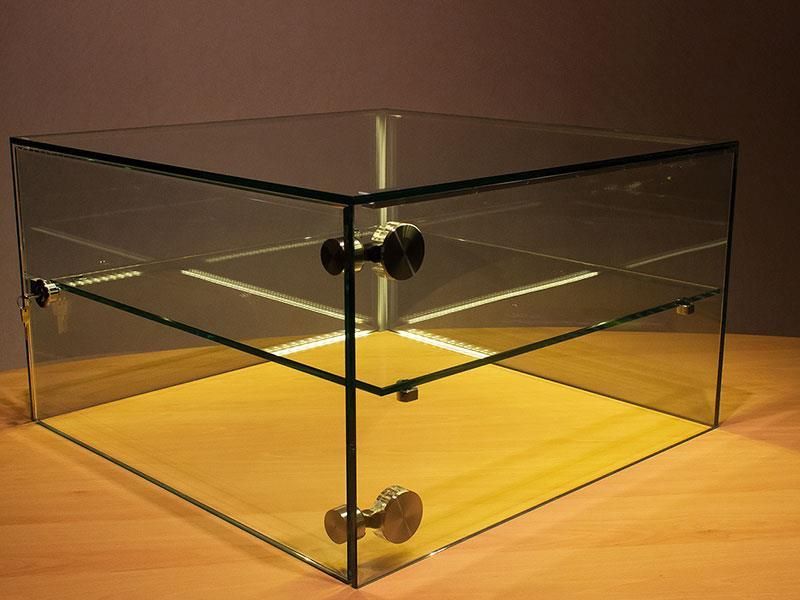 Eine klare Glasbox steht auf einem Holztisch