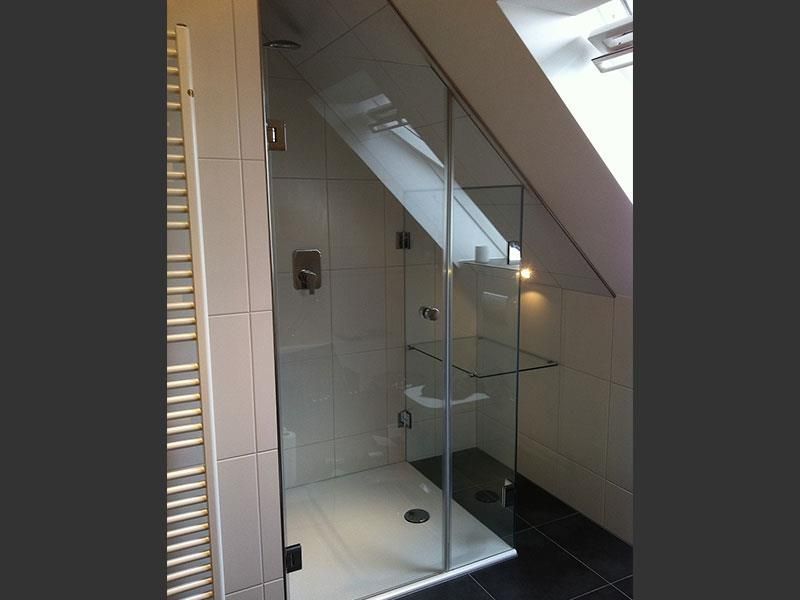Ein Badezimmer mit Dachschräge und ebenerdiger Dusche