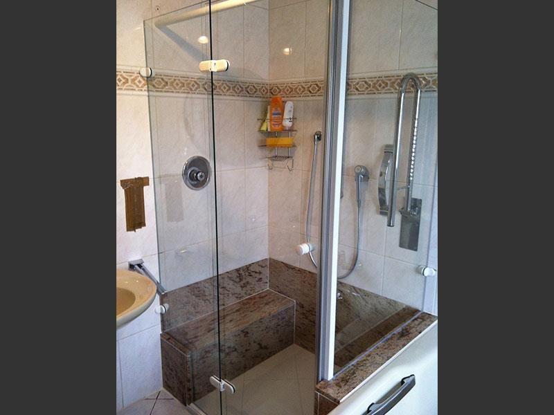 Ein Badezimmer mit ebenerdiger Dusche und Badewanne