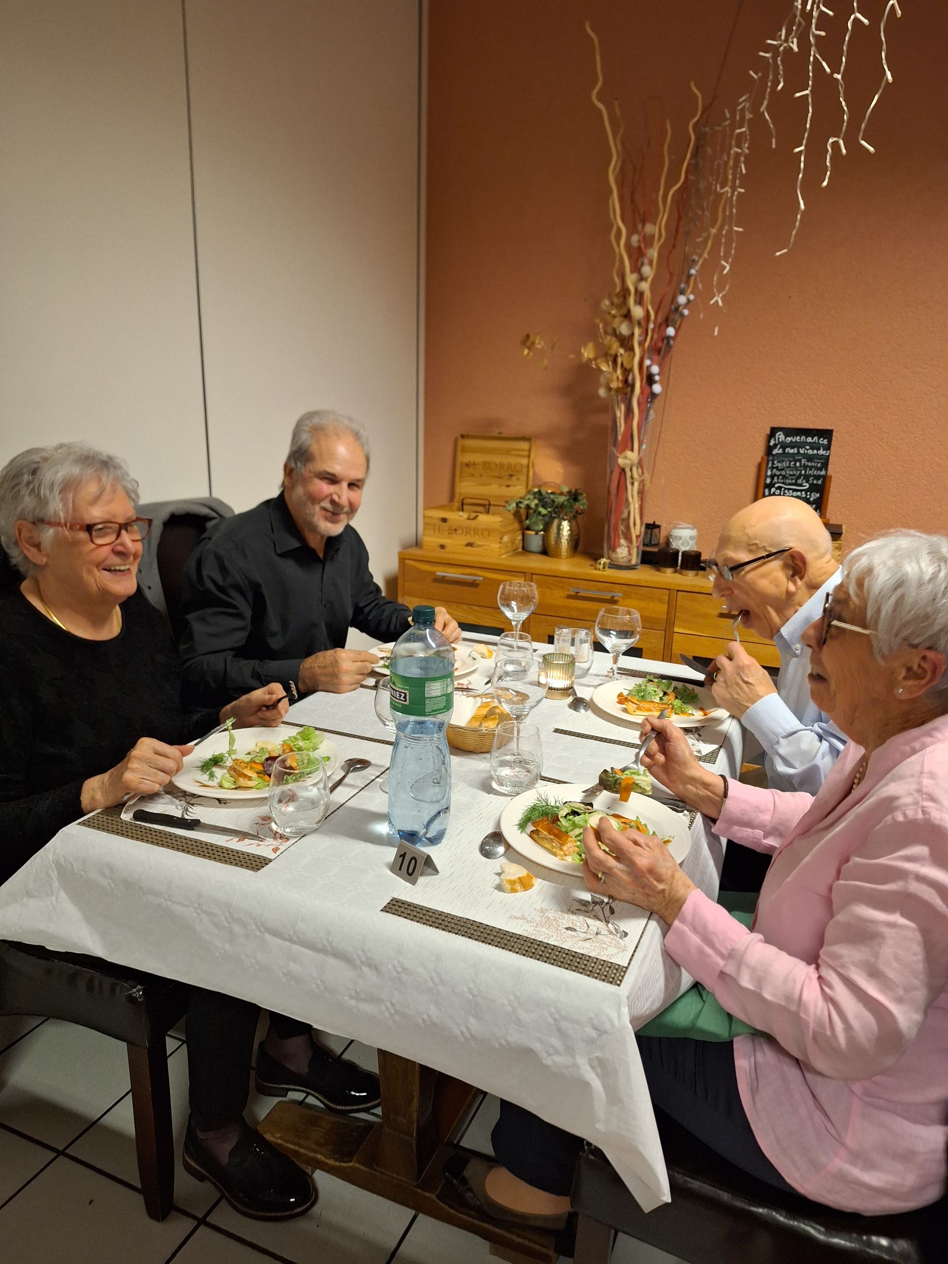 Une image d'une montagne dans un carré sur fond blanc.