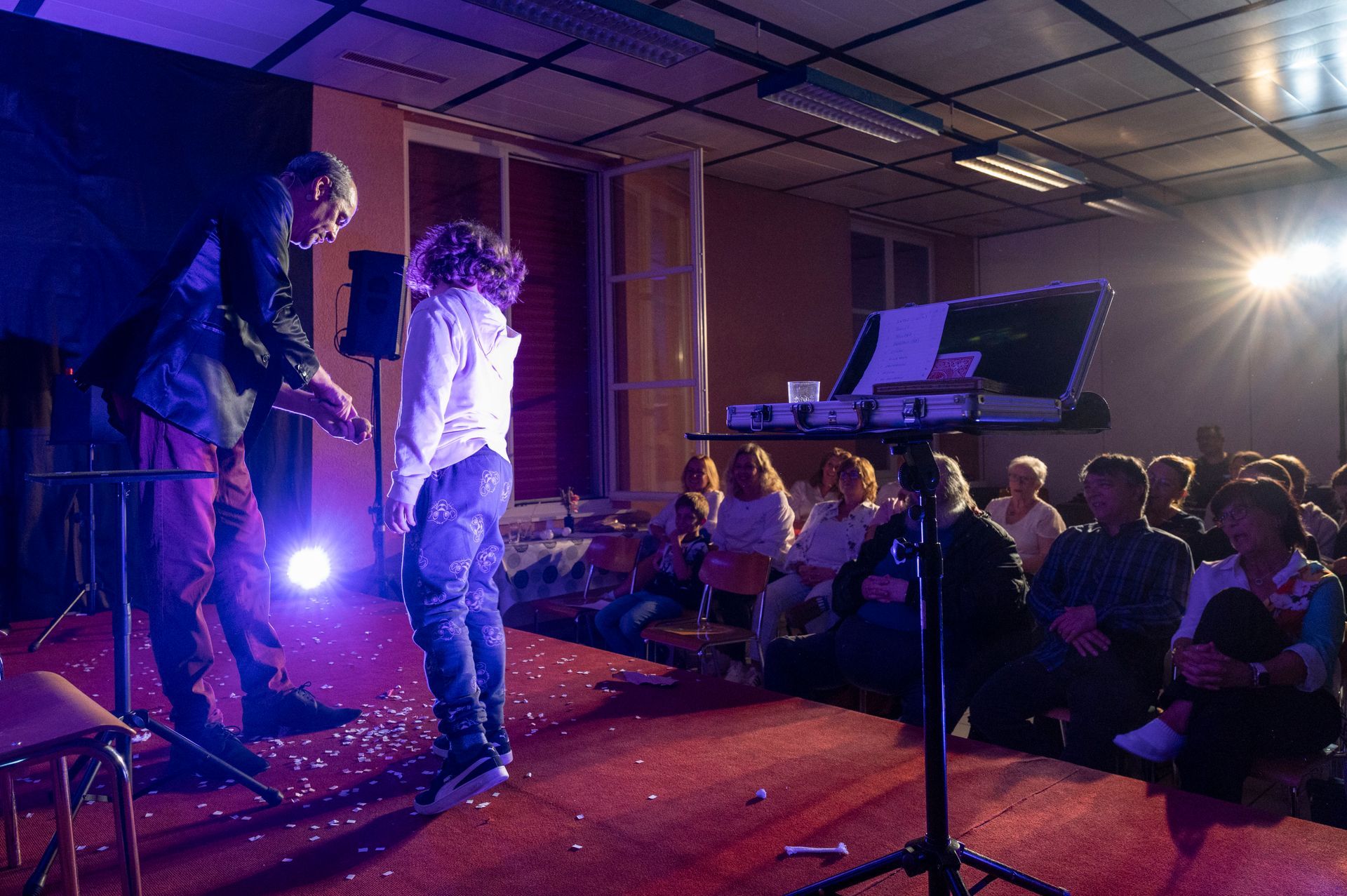 Une image d'une montagne dans un carré sur fond blanc.