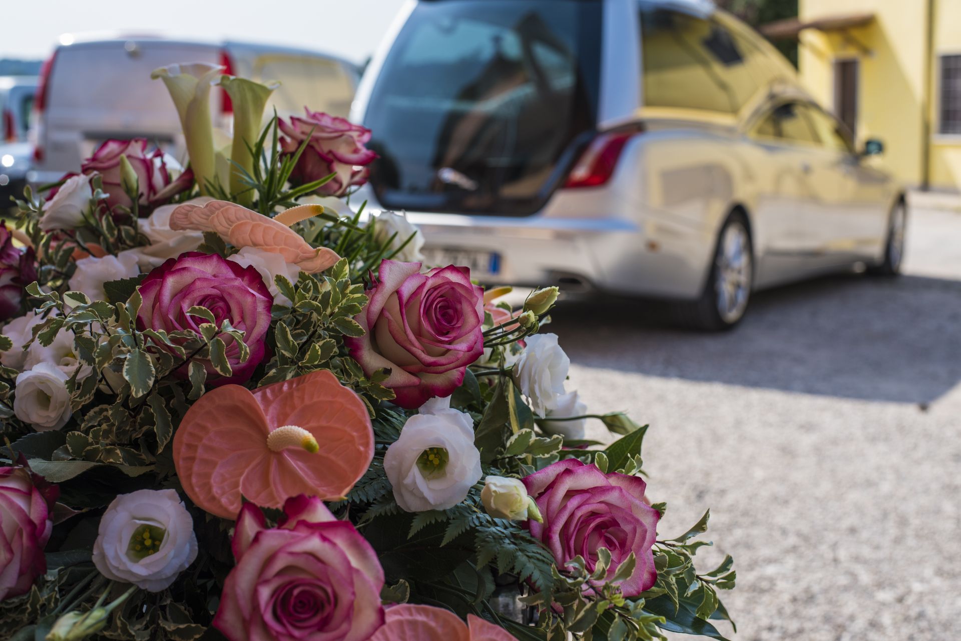Bouquet de fleurs et voiture