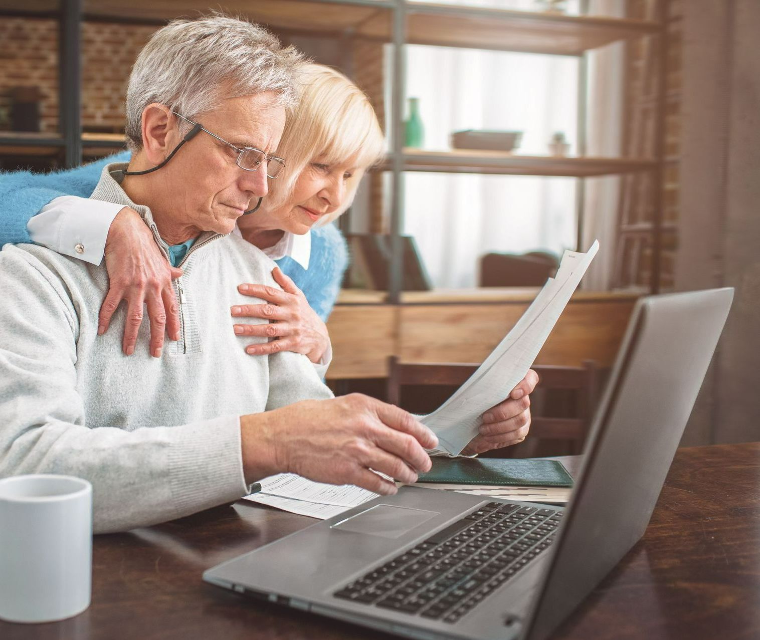 Un couple devant un ordinateur portable