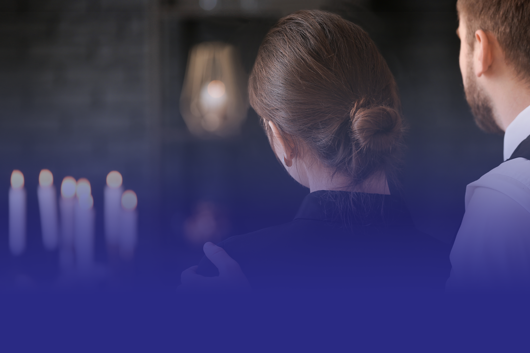 Une femme de derrière dans une pièce avec des bougies