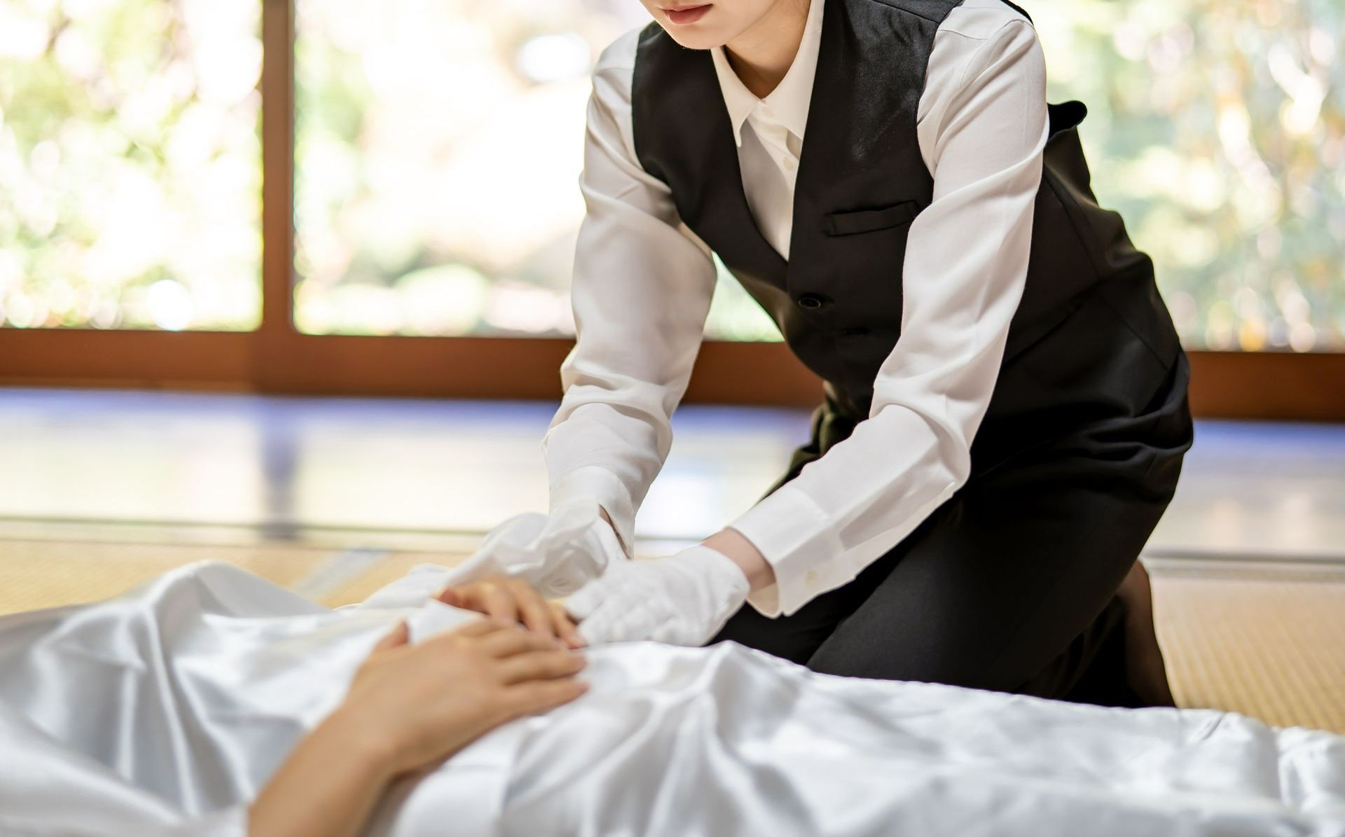 Une personne prend soin d'un défunt