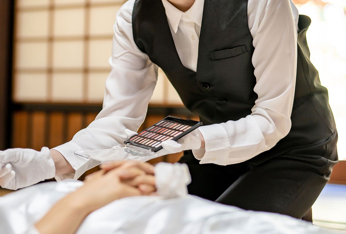 Jeune femme qui procède à des soins funéraires avec du maquillage