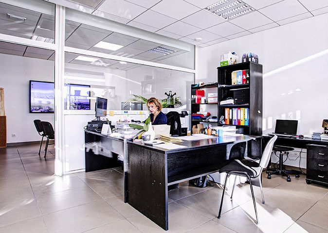 Zoom sur un homme d'affaires au téléphone, de dos