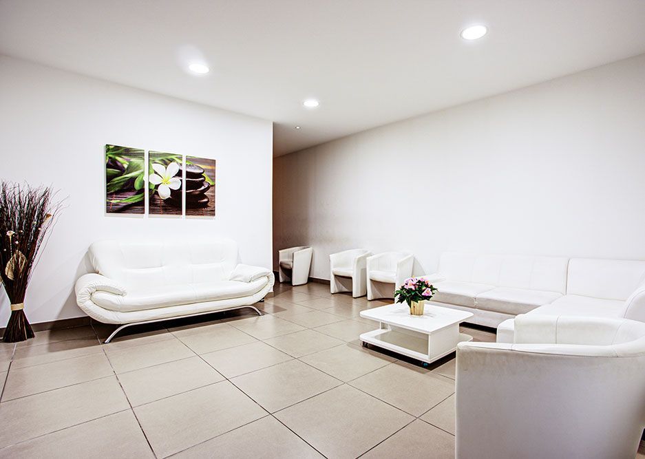 Salon funéraire avec des canapés blancs