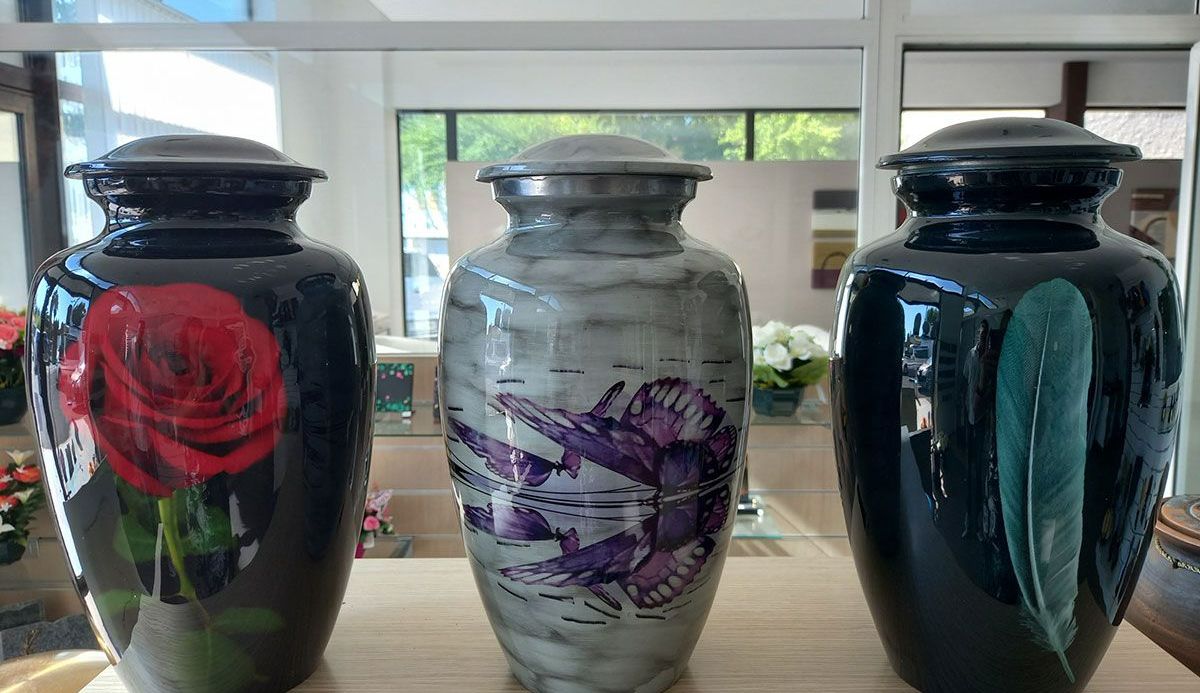 Urnes funéraires avec des motifs