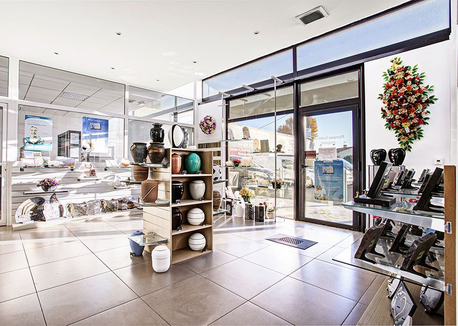 Vases et plaques commémoratives